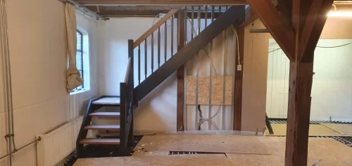 Vurenhouten bomen en spillen met hardhouten trede
